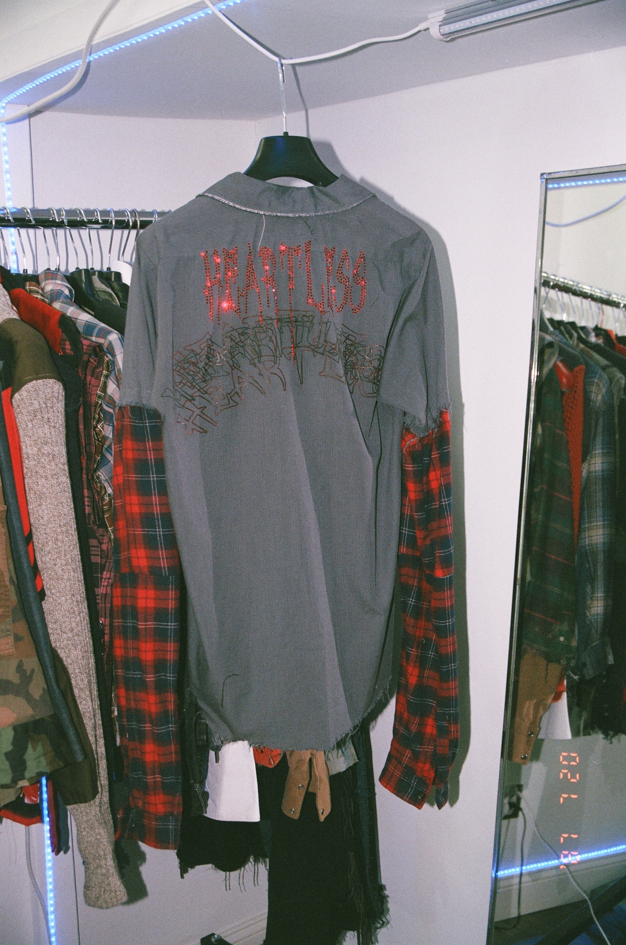 EXTENDED SLEEVE WORK SHIRT WITH HEARTLESS MOTIF