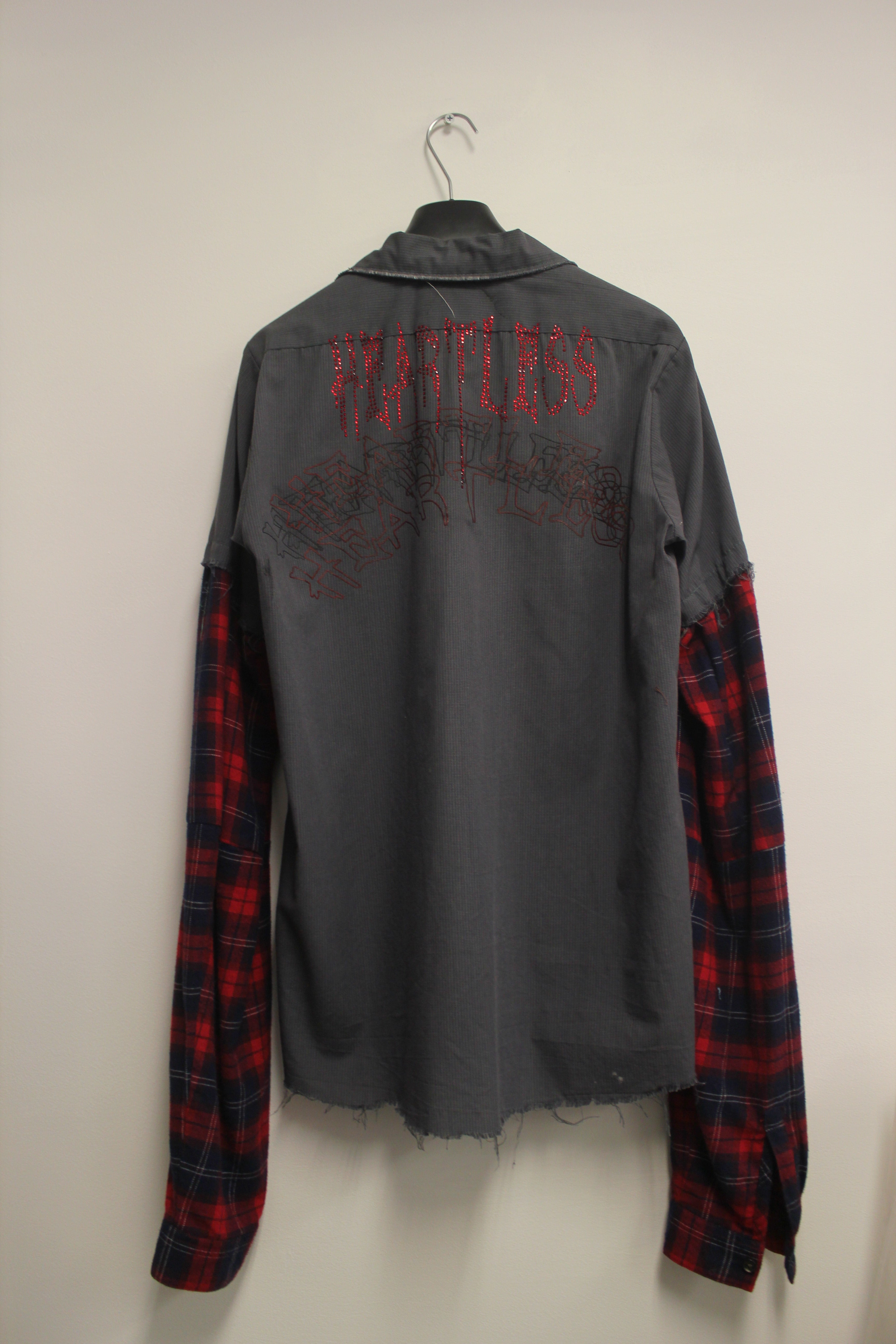 EXTENDED SLEEVE WORK SHIRT WITH HEARTLESS MOTIF